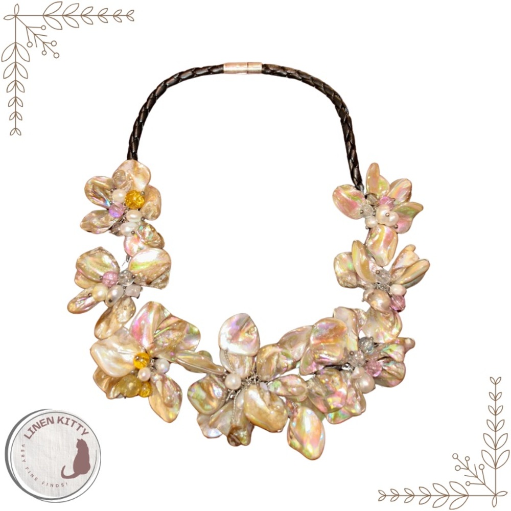 Pearlescent Shell Flower Necklace